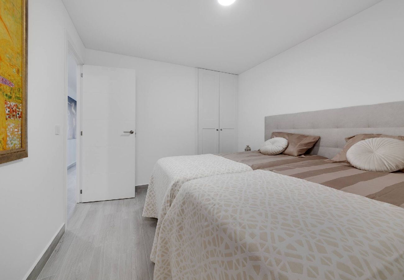 Apartment in Torrevieja - CB Living - Seafront apartment in Playa Del Cura